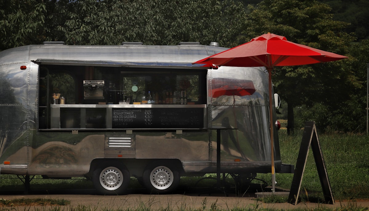 Food truck z zabudową specjalną — konfigurator pojazdów 3D